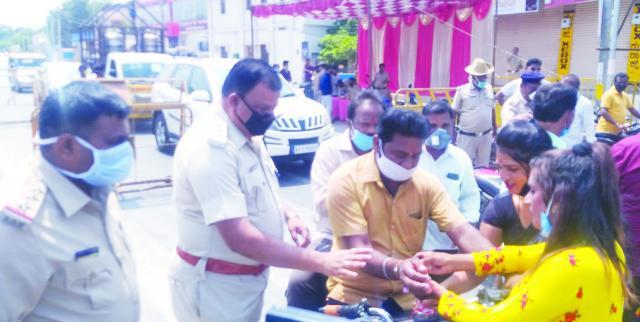 ಮಂಗಳಮುಖಿಯರಿಂದ ಬೈಕ್ ಸವಾರರಿಗೆ ರಾಖಿ ಕಟ್ಟಿ ಜಾಗೃತಿ